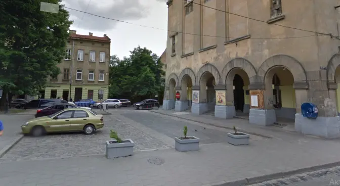 Перед ляльковим театром у Львові ліквідують парковку