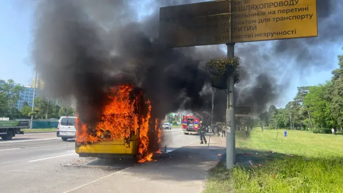 У Києві біля метро "Лісова" згоріла маршрутка