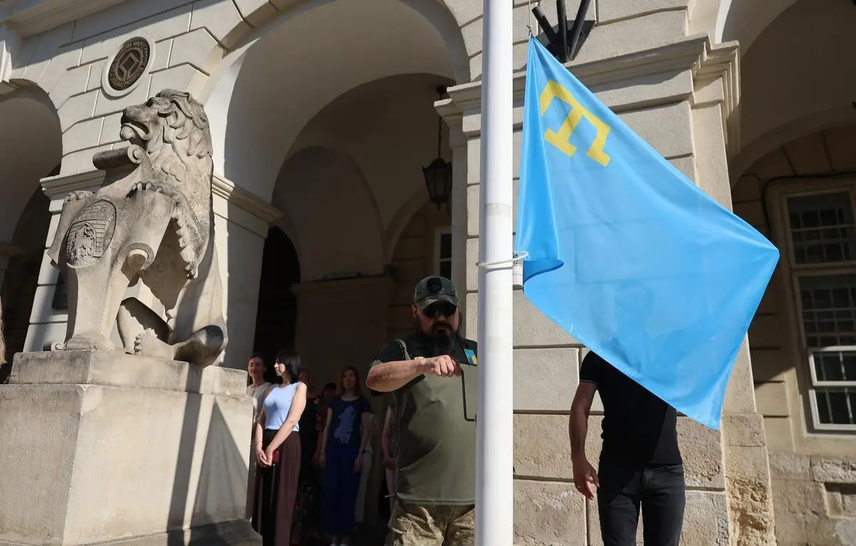 Перед Ратушею урочисто підняли прапор кримських татар / фото ЛМР