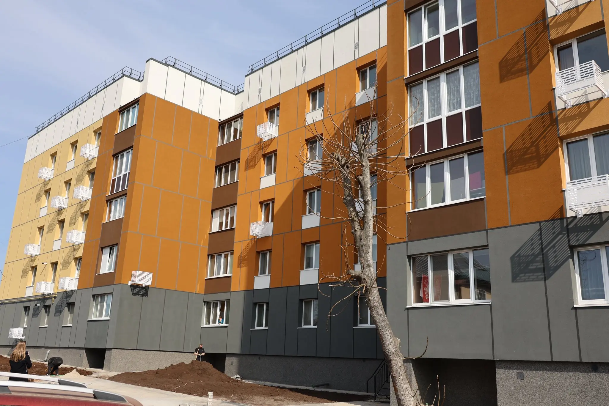 Відбудова у Бородянці: на вулиці Парковій завершують відновлення багатоповерхівки