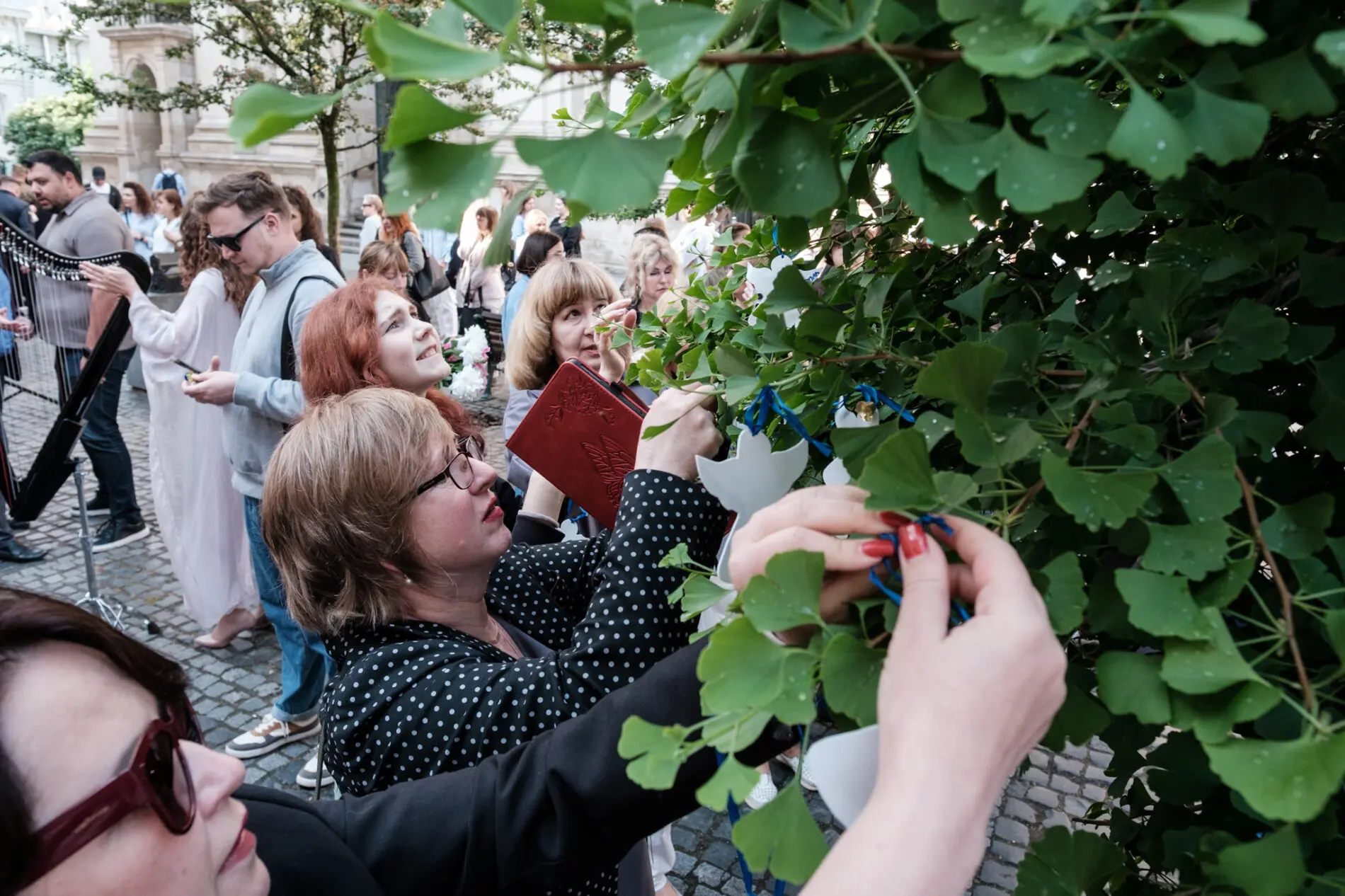 Паперові ангели на деревах - символ убитих дітей
