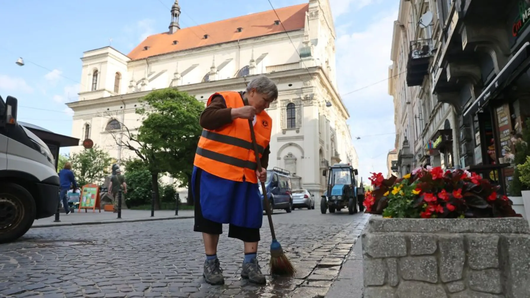 Львів заявляє про затримки виплат двірникам / фото ЛМР