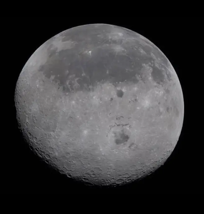 Ближня сторона Місяця (півкуля, яку ми бачимо із Землі) / фото: NASA