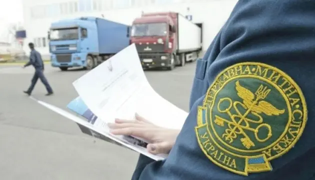 Львівські митники затримали вантажівку із товарами, що виробляє рф