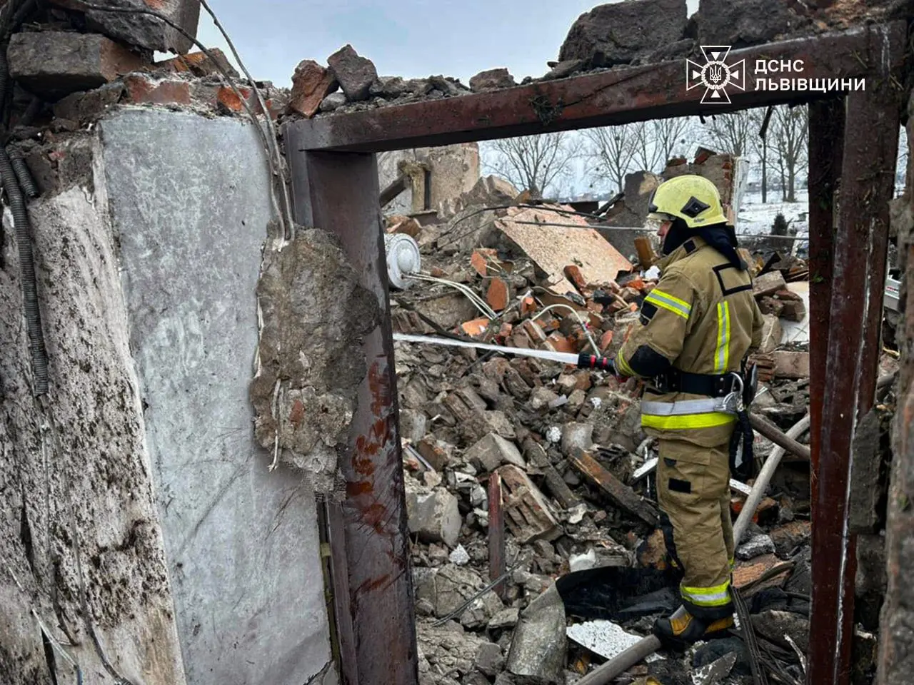 Рятувальники на місці руйнувань на Львівщині 7 лютого / Фото: ДСНС