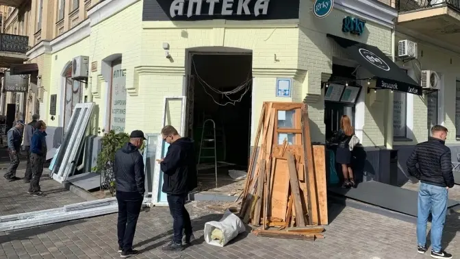 Історичні двері аптеки на Хмельницького врятувати не вдалося, їх відновлять за оригінальним кресленням