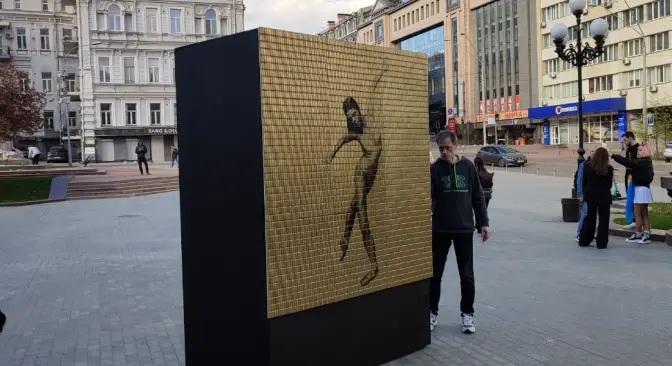 Біля Національної опери України відкрили інсталяцію з гільз від куль «Unbroken Project»