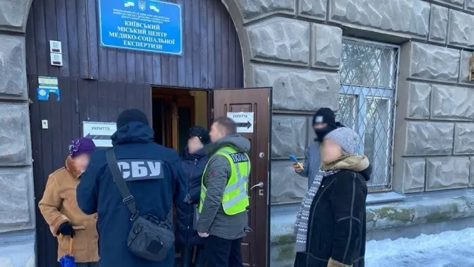 В Києві 72-річну медсестру підозрюють у наданні довідок з фіктивними діагнозами «ухилянтам»