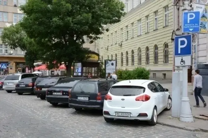 Паркомісця у Львові / фото з відкритих джерел