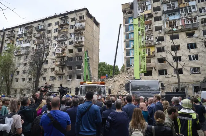 Іноземні дипломати відвідали місце російського удару в Солом'янському районі Києва