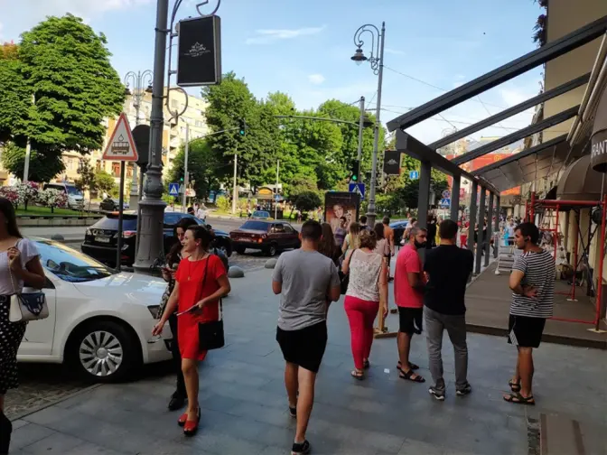 Львів’яни вимагають прибрати парковку біля «Гранд готелю»