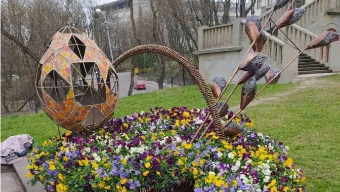Біля церкви Покрови у Львові облаштували квітковий кошик. Фото