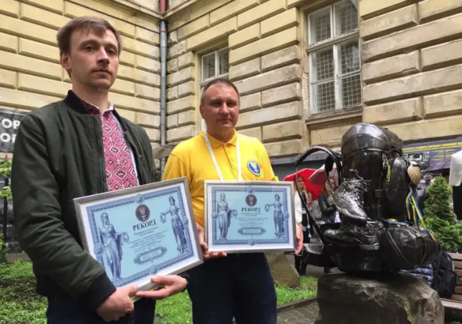 Пам'ятник наплічнику у Львові увійшов до Книги рекордів України