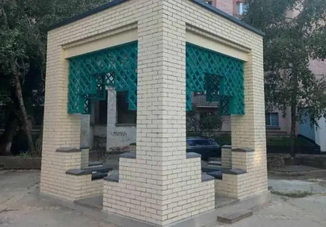 На Подолі відновили модерністську альтанку