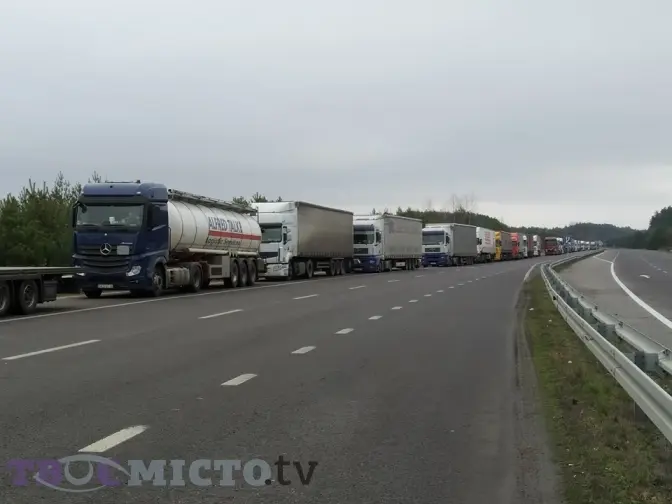 На кордонах Львівщини утворились масштабні черги з вантажівок. Що кажуть водії