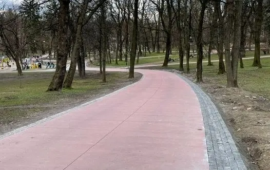 У Львові за унікальною технологією завершують облаштовувати доріжку в парку Франка. Фото