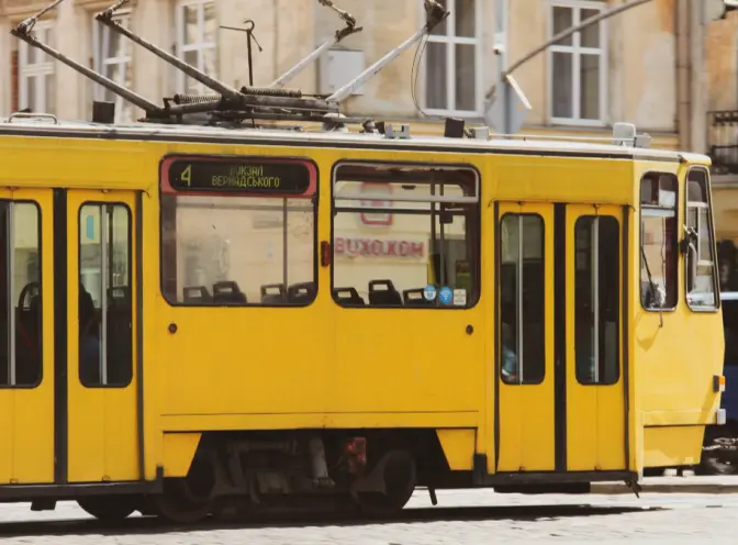 Оплата готівкою в транспорті Львова подорожчає. Які є інші способи заплатити за проїзд