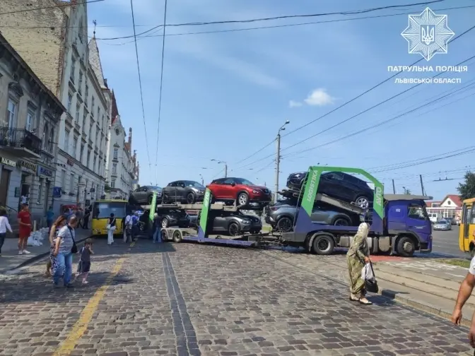 Водій автотягача вчинив ДТП з маршруткою біля вокзалу у Львові