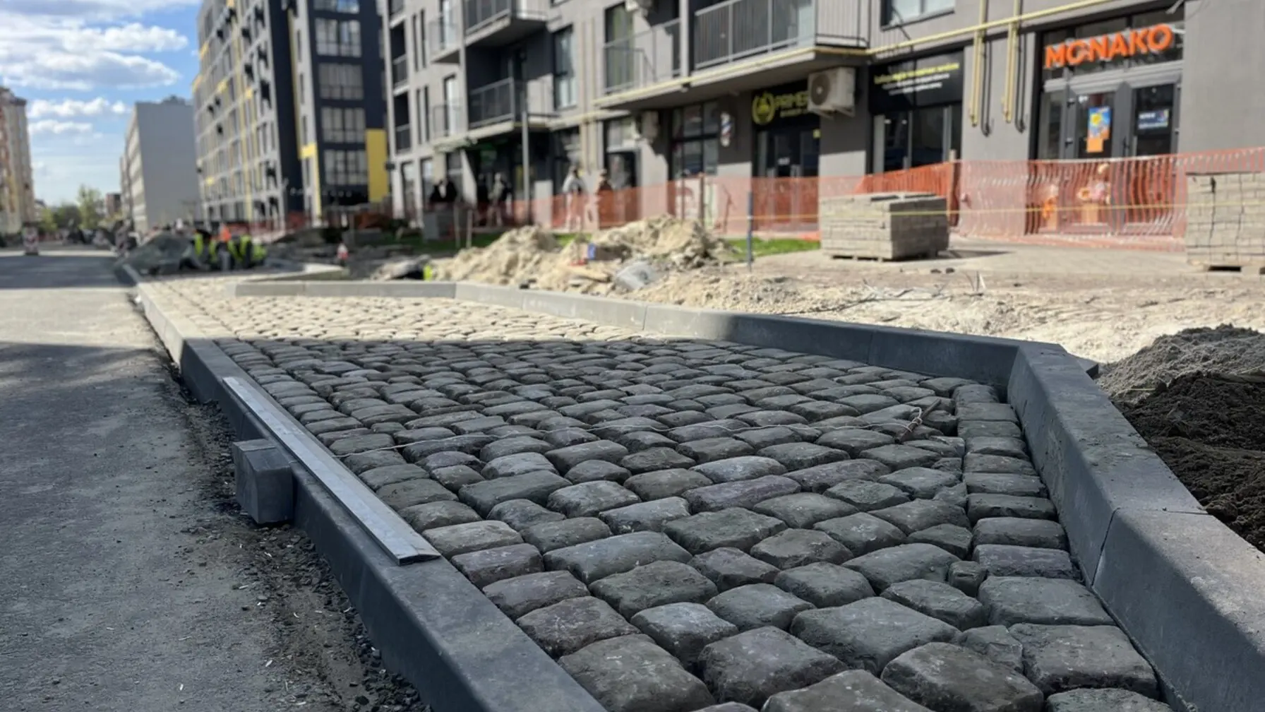 Паркомісця на Залізничній у Львові почали замощувати бруківкою