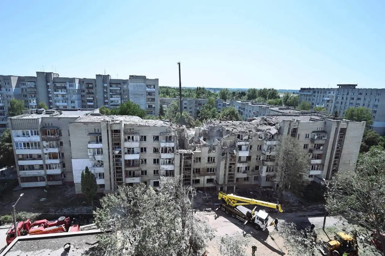 Пошкоджений будинок на Патона