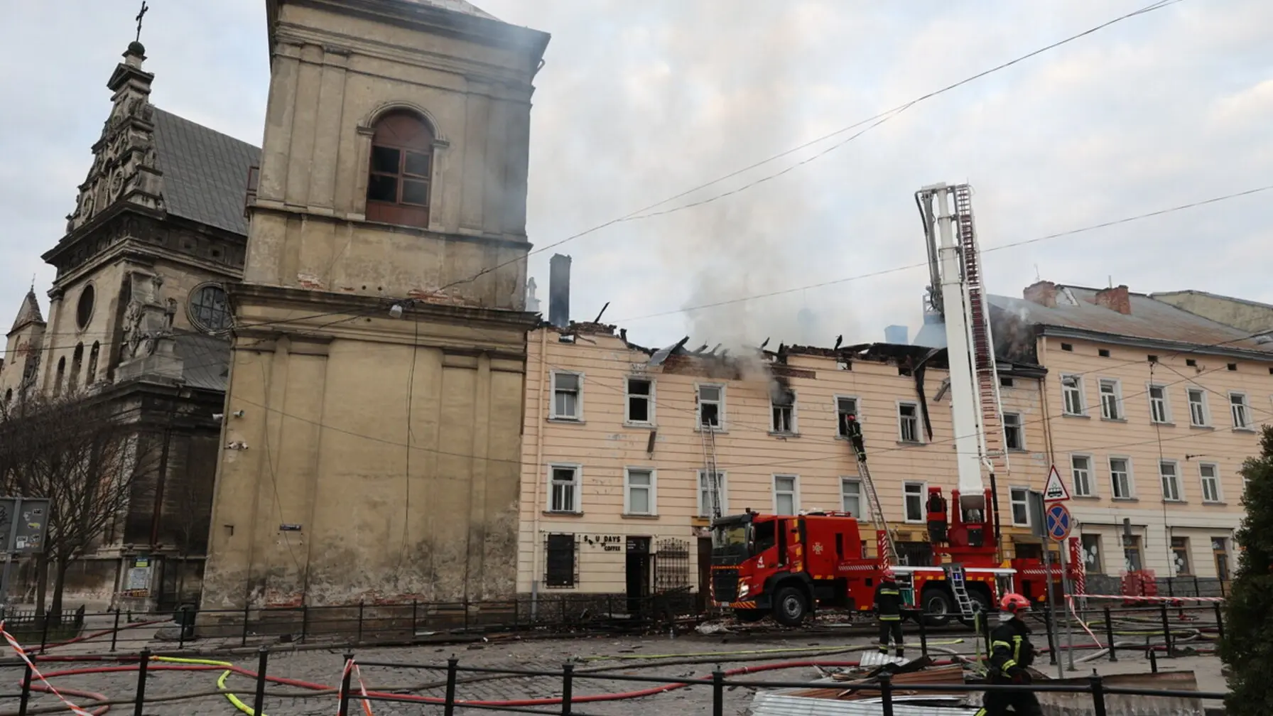 Руйнування історичного комплексу від російської атаки на Львів /фото ЛМР