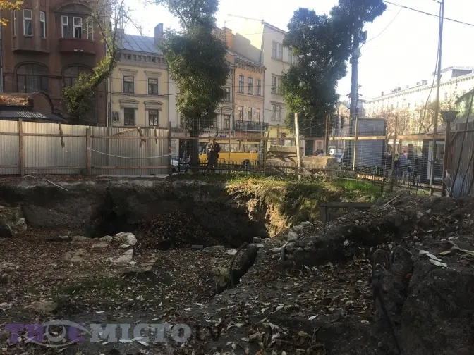 На площі Галицькій законсервували фундаменти костелу Воздвиження Чесного Хреста