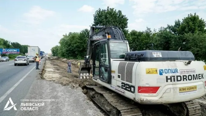 На львівській об’їзній почали будувати нову смугу. Фото