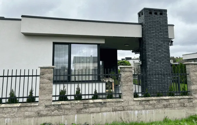 Двох податківців підозрюють у приховуванні заміських котеджів біля Львова