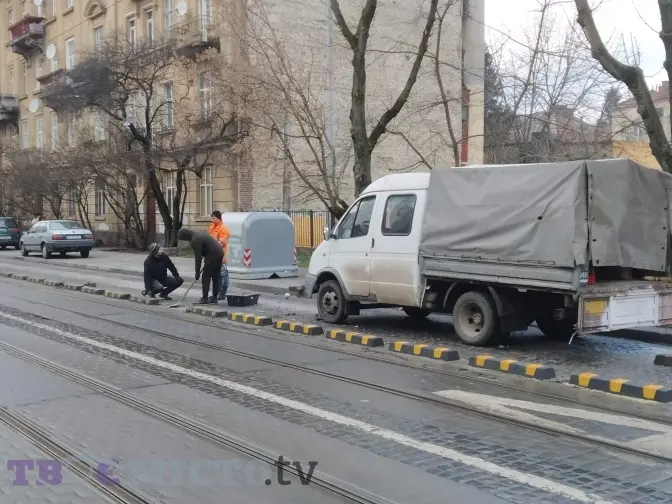 Чи пришвидшився рух трамваїв на Свєнціцького через делініатори. Дослідження Львівавтодору