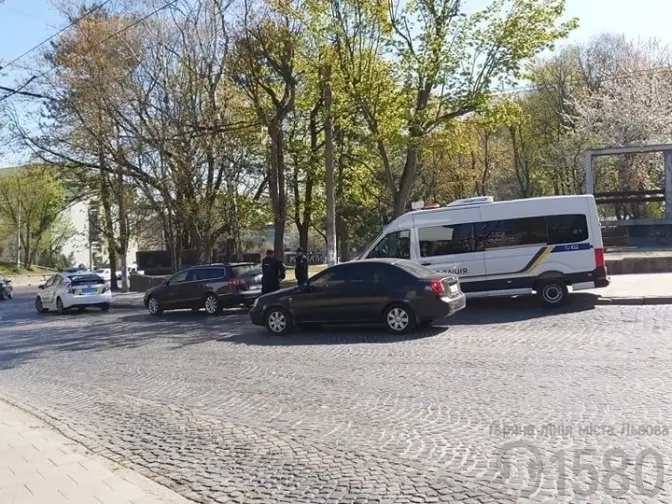 У Львові стріляли в автомобіль волонтера. Відкрито справу про хуліганство