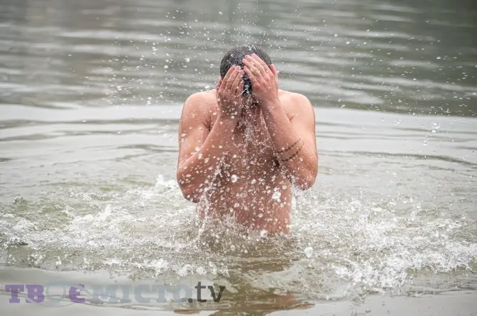 Як львів'яни пірнали у воду на Водохреща. Фоторепортаж з «Горіхового гаю»