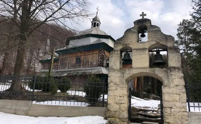 Поблизу Львова руйнується старовинна церква, якій чверть тисячоліття. Фото