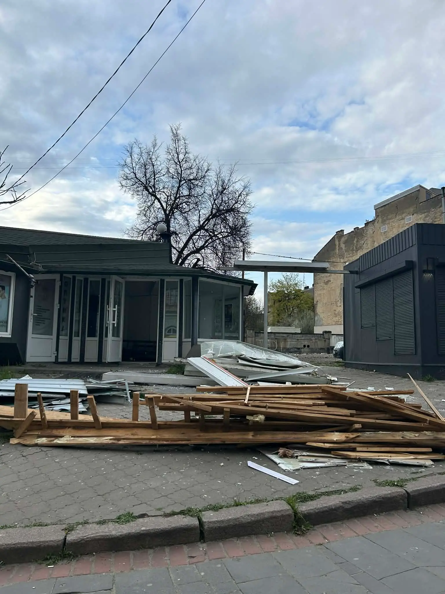 Демонтаж МАФів на місці "Добробуду" відбувається повільно, але впевнено