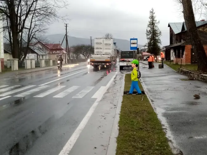 На державних дорогах Львівщини встановлюють манекени пішоходів. Фото