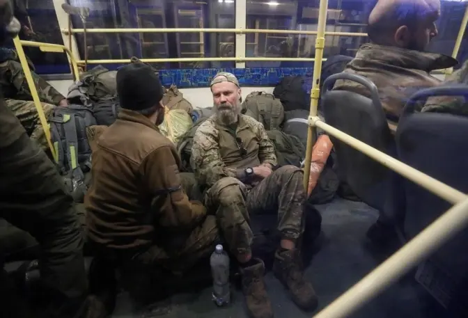 Автобуси з бійцями із «Азовсталі» прибули до окупованої Оленівки