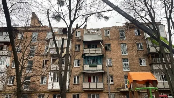 Пошкоджена обстрілом «хрущовка» в Києві стояла всю зиму без консервації: тепер її треба терміново рятувати