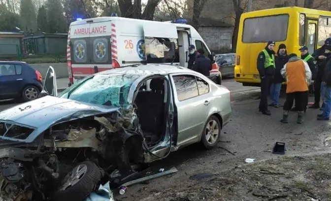У Львові зіткнулися автомобіль і маршрутка. Є потерпілі
