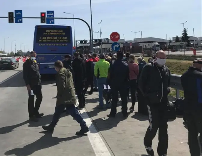 На водія автобуса, який перевозив через кордон на Львівщині за гроші, склали протокол