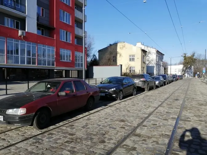 Львів’ян просять не паркуватися на коліях на Замарстинівській