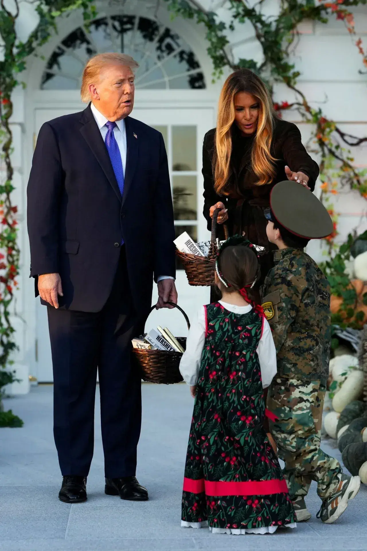 Дональд і Меланія Трамп з дітьми у російських костюмах / Фото: REUTERS/Eric Lee