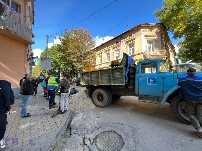 Через прорив труби для проїзду тимчасово перекрили частину вулиці Братів Міхновських