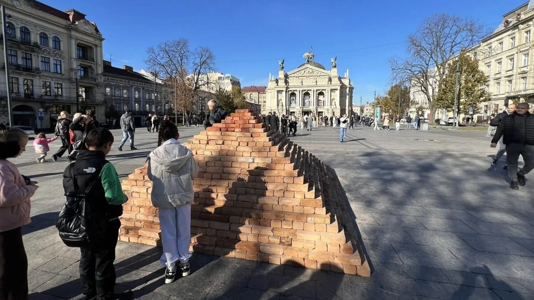 Піраміда "Говерла" з цегли перед Оперним театром / Фото з сайту ЛМР