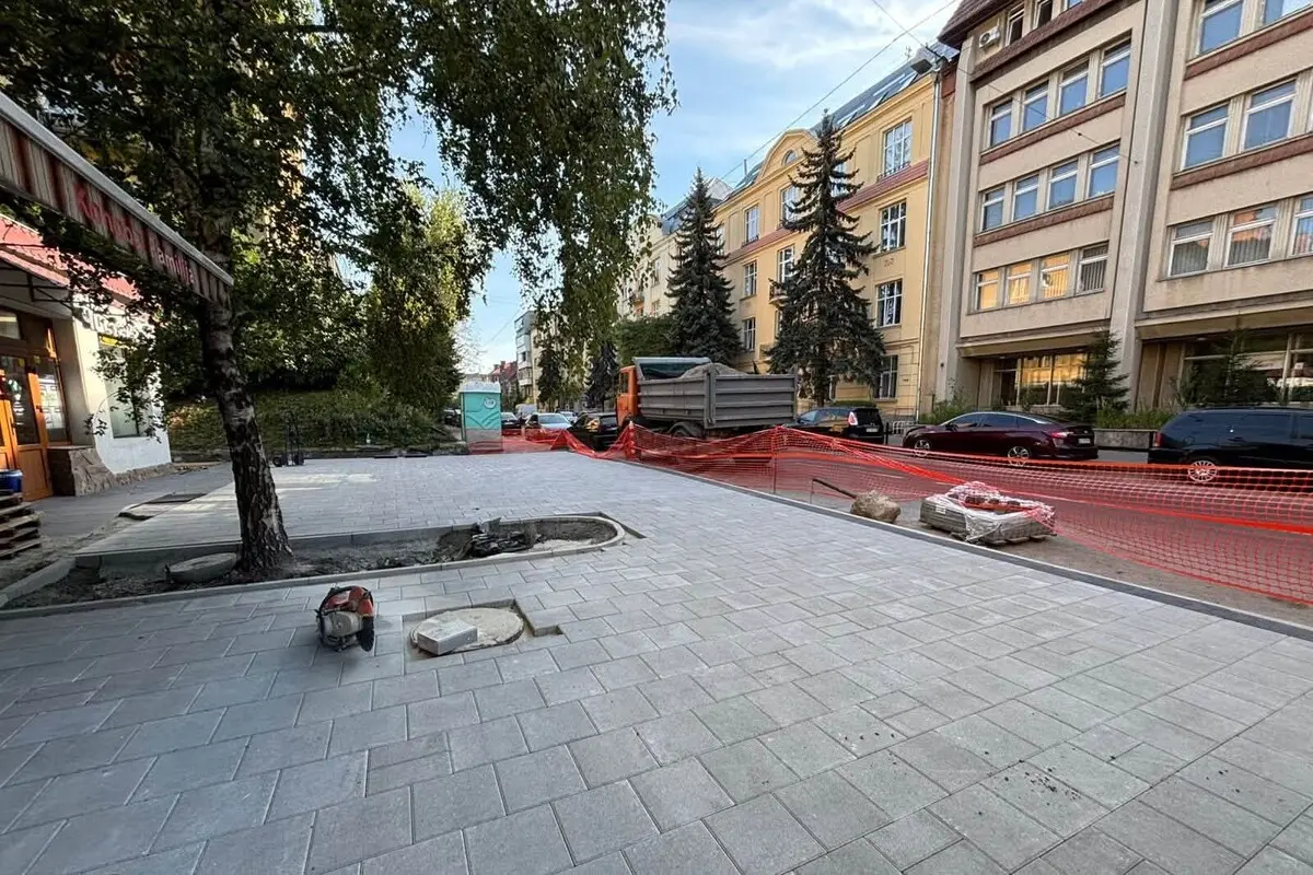 Оновлення бруківки на вул. Чупринки / фото: ЛМР