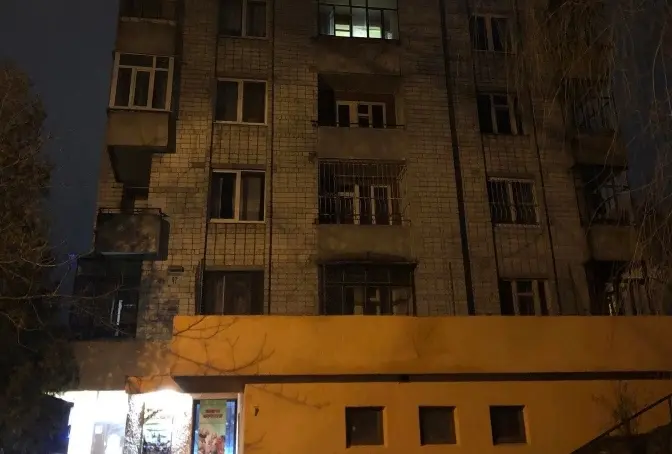 Унаслідок падіння з четвертого поверху будинку у лікарні Львова помер 20-річний хлопець
