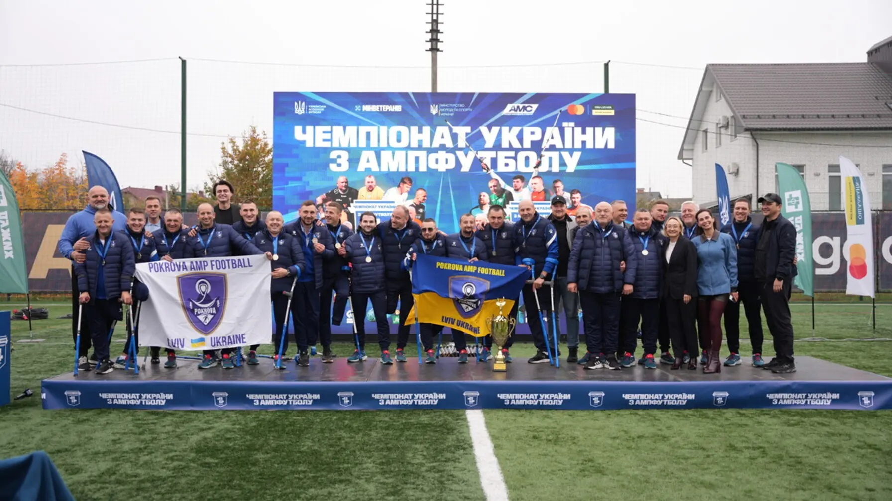 Учасники клубу "Покрова АМП" та тренери після перемоги / фото: ЛМР