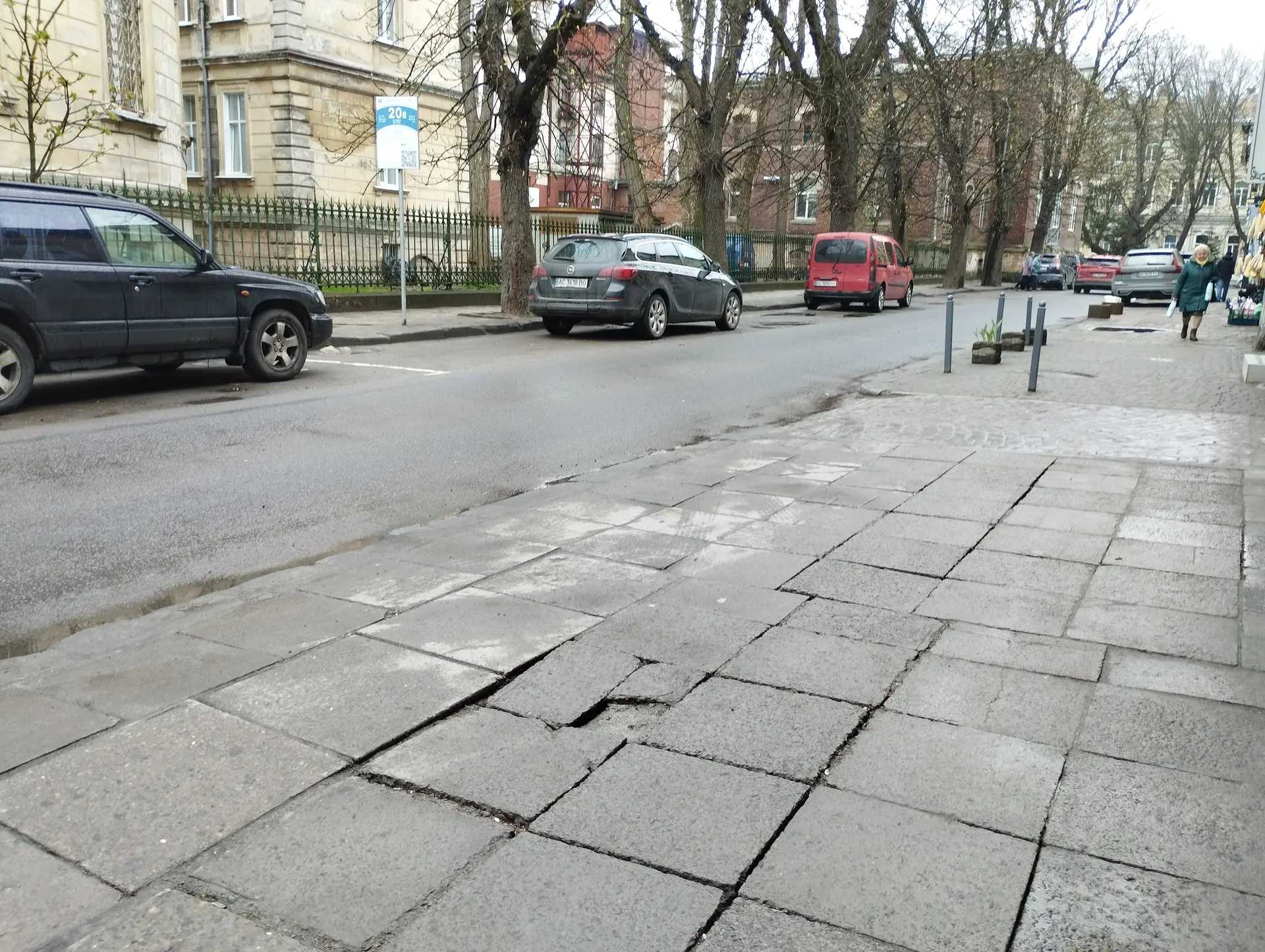 Стан тротуарів на вул. Руфа / Фото: Твоє місто
