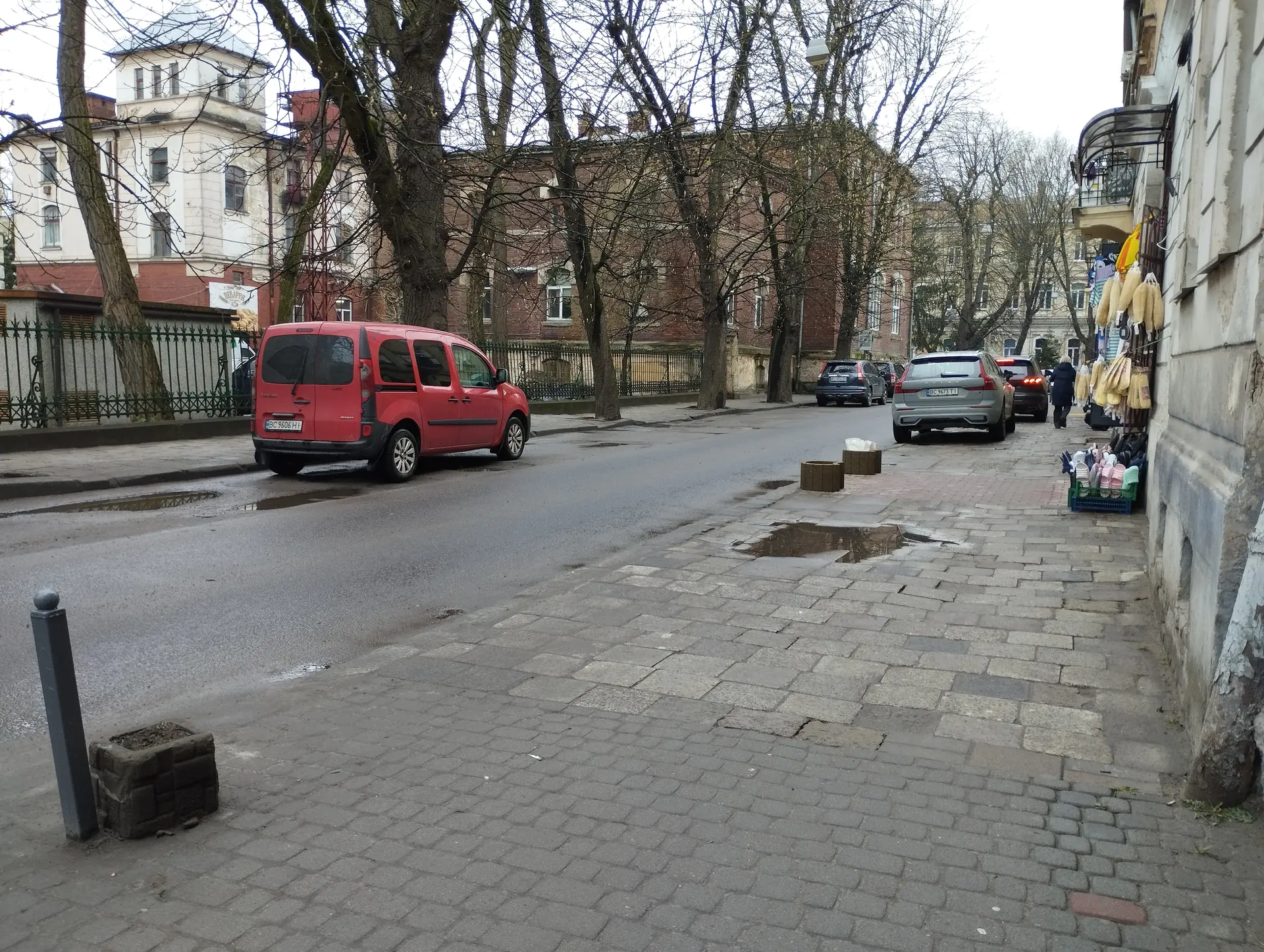 Стан тротуарів на вул. Руфа / Фото: Твоє місто
