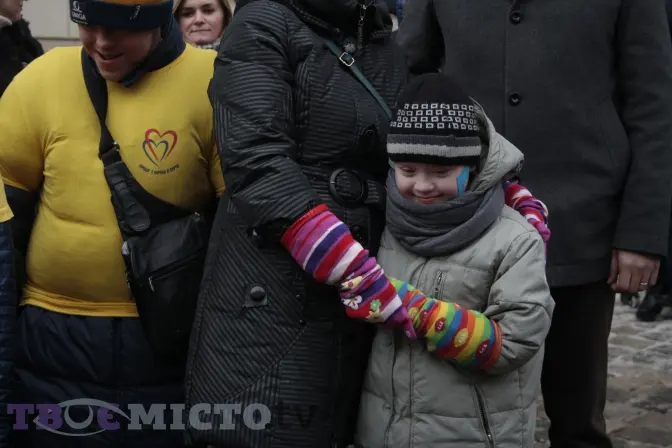 У Львові відбувся флешмоб до Дня людини з синдромом Дауна. Фото