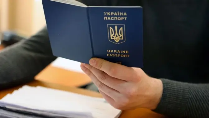 Призовники не зможуть отримати паспорти за кордоном. Видача відбуватиметься тільки в Україні