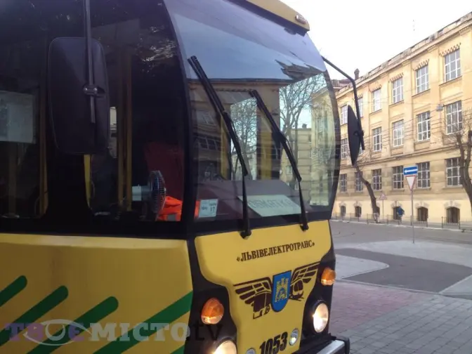 Через зливу у Львові не курсує увесь електротранспорт. Доповнено